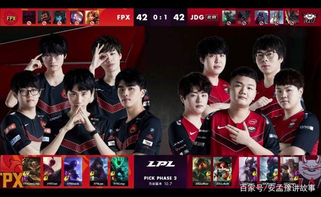 更衣室的 更衣室的